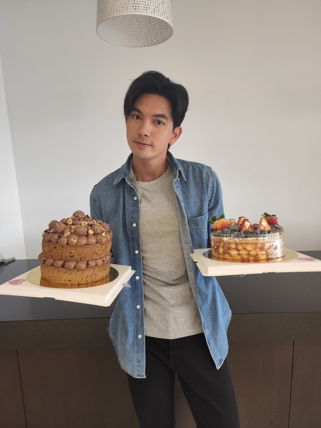เข้ม หัสวีร์ปลื้มหนัก! ติ๊ก-อั้ม ยกเค้กเซอร์ไพรส์วันเกิดกลางกองละคร เข้ม หัสวีร์ปลื้มหนัก! ติ๊ก-อั้ม ยกเค้กเซอร์ไพรส์วันเกิดกลางกองละคร