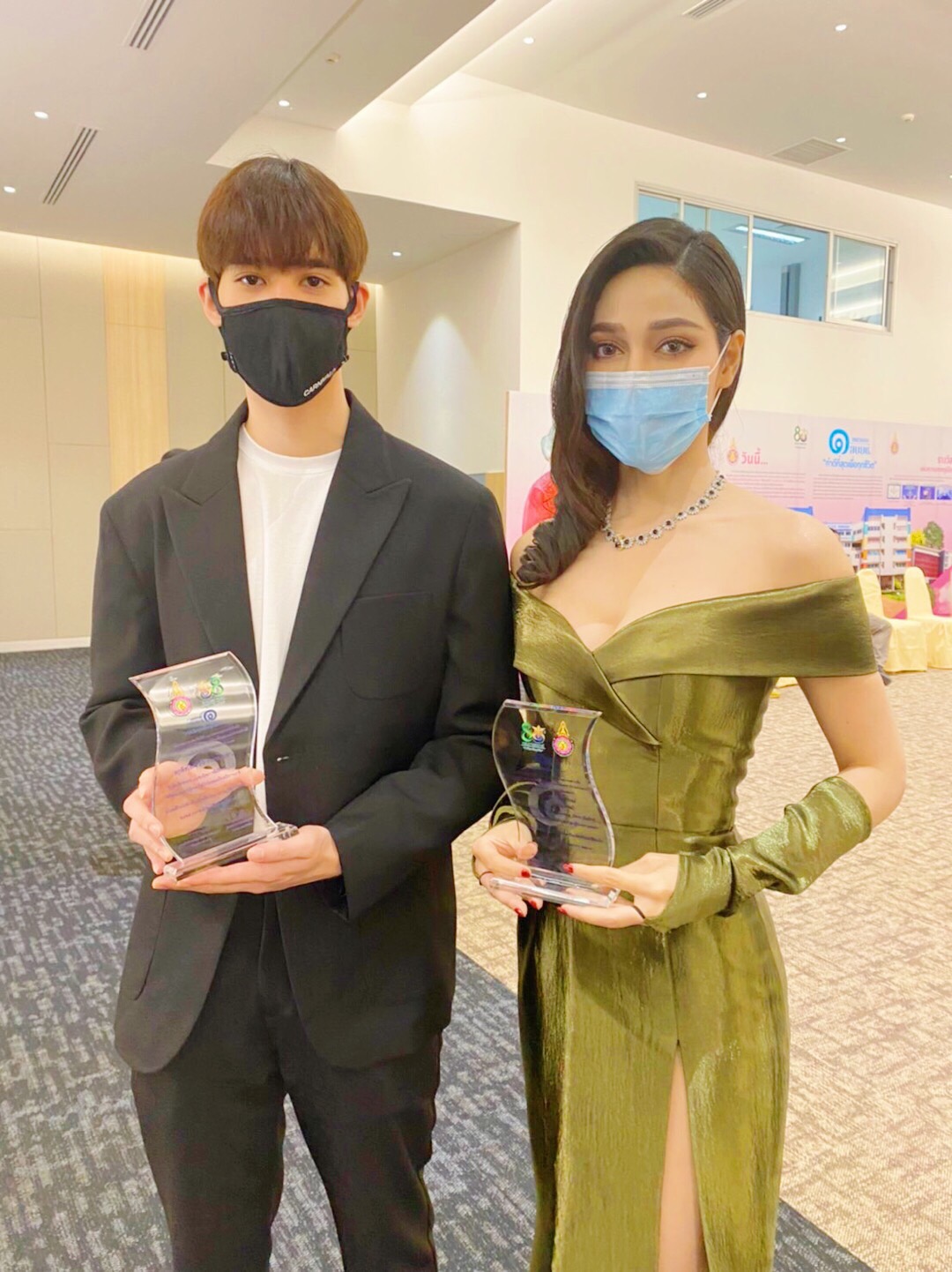 จูน นาตาชา และ เฟิร์ส ภาราดา เข้ารับโล่เกียรติคุณ จากกรมการแพทย์ กระทรวงสาธารณสุข และ สบยช จูน นาตาชา และ เฟิร์ส ภาราดา เข้ารับโล่เกียรติคุณ จากกรมการแพทย์ กระทรวงสาธารณสุข และ สบยช