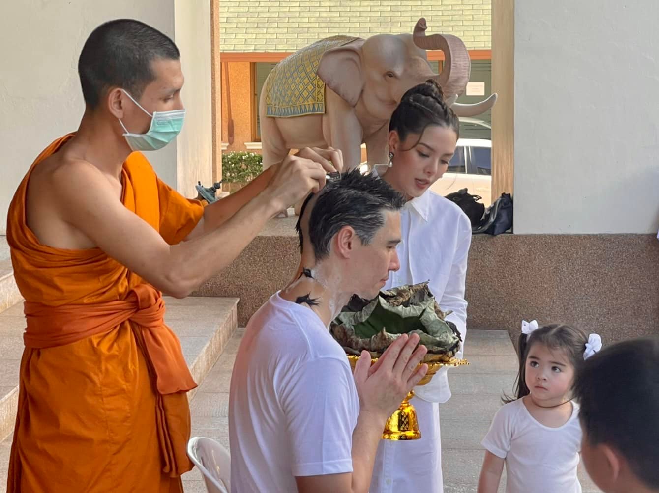 แมทธิว ดีน เข้าพิธีปลงผม เตรียมบวชที่เชียงใหม่ 
