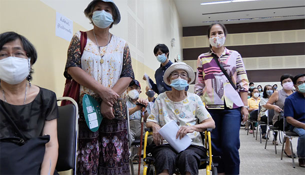 ผู้สูงวัยเชียงใหม่ฉีดวัคซีนโควิดคึกคัก สร้างภูมิคุ้มกันหมู่ ผู้สูงวัยเชียงใหม่ฉีดวัคซีนโควิดคึกคัก สร้างภูมิคุ้มกันหมู่