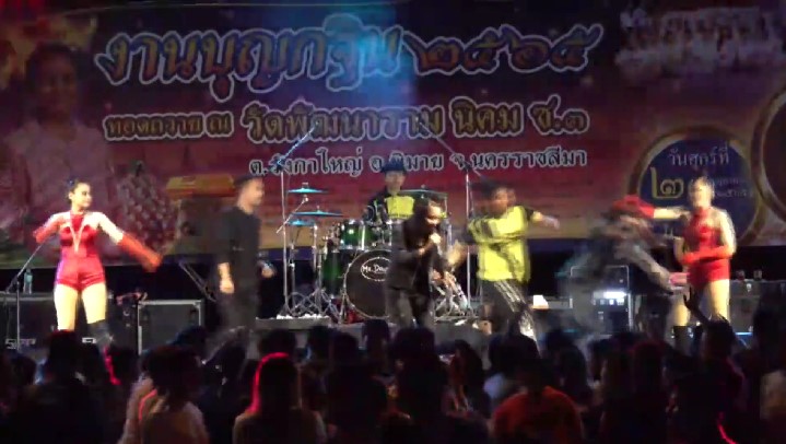 ช็อก! มือกีต้าร์โผทำร้าย ผู้จัดการนักร้องหมอลำ ใบปอ รัตติยา กลางเวที ช็อก! มือกีต้าร์โผทำร้าย ผู้จัดการนักร้องหมอลำ ใบปอ รัตติยา กลางเวที
