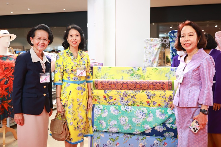 สมเด็จพระกนิษฐาธิราชเจ้า กรมสมเด็จพระเทพฯ เสด็จฯไปทรงเป็นประธานเปิดงาน “สานสายใยเพื่อผลิตภัณฑ์สายใจไทย ครั้งที่ ๒๖ ” สมเด็จพระกนิษฐาธิราชเจ้า กรมสมเด็จพระเทพฯ เสด็จฯไปทรงเป็นประธานเปิดงาน “สานสายใยเพื่อผลิตภัณฑ์สายใจไทย ครั้งที่ ๒๖ ”