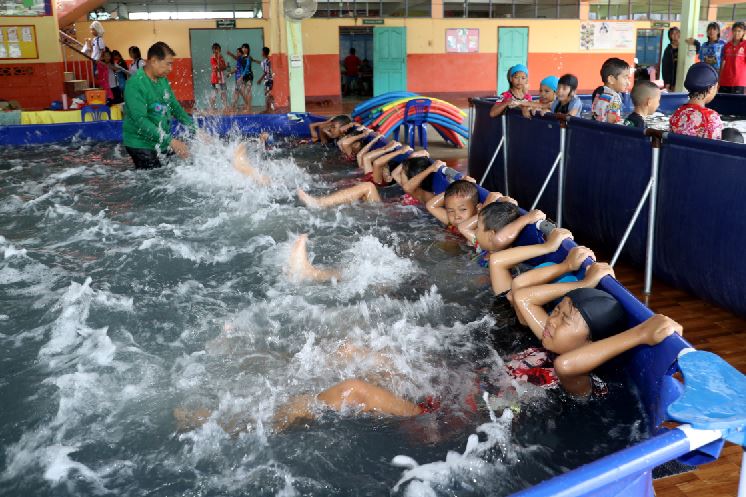 เยาวชนร่วมโครงการ 600 คน “ลอยน้ำได้ ว่ายน้ำเป็น” ครั้งที่ 2 จ.อุบลราชธานี 