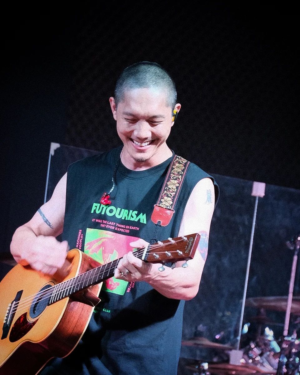 ผมทรงใหม่พี่ปั๊ป ทำเอาชาวเน็ตสับสน เอ๊ะ! นี่พี่ปั๊ป หรือ พี่แบงค์ แคลช
