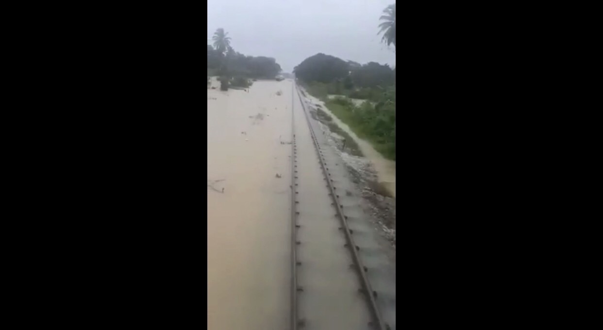 เปิดภาพ ฝนถล่มสงขลา น้ำท่วมตัดขาดถนน - ทางรถไฟสายใต้อัมพาต