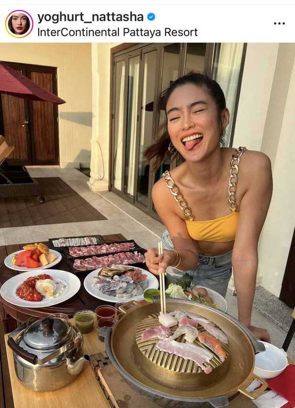 ชาวเน็ตขุดภาพเก่า โยเกิร์ต นั่งกินหมูกะทะ! ไม่ต้องพูดเยอะ ให้ภาพเล่าเรื่อง ชาวเน็ตขุดภาพเก่า โยเกิร์ต นั่งกินหมูกะทะ! ไม่ต้องพูดเยอะ ให้ภาพเล่าเรื่อง
