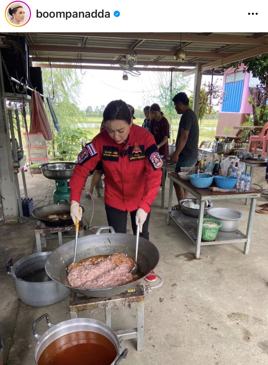 บุ๋ม ปนัดดา นำทีมจิตอาสาองค์กรทำดี ลงพื้นที่อยุธยา ลุยช่วยน้ำท่วม