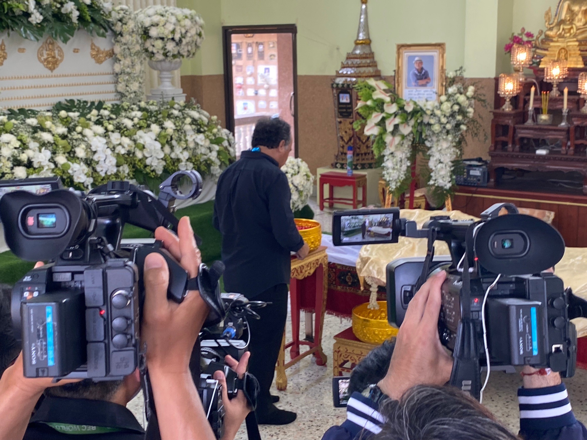 ภาพบรรยากาศพิธีศพ ถนอม สามโทนเพื่อนๆในวงการต่างร่วมไว้อาลัย