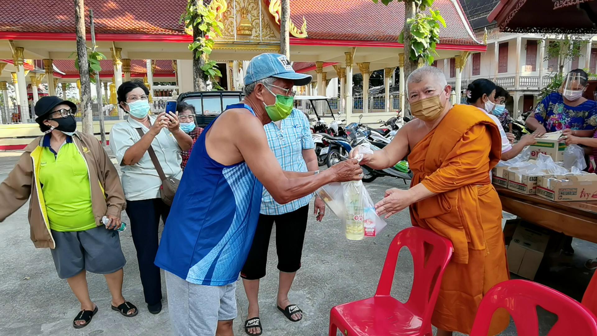 วัดเป็นที่พึ่งยามยาก! ทำข้าวกล่อง และ ถุงยังชีพแจกชาวบ้านและผู้ที่กักตัว วัดเป็นที่พึ่งยามยาก! ทำข้าวกล่อง และ ถุงยังชีพแจกชาวบ้านและผู้ที่กักตัว