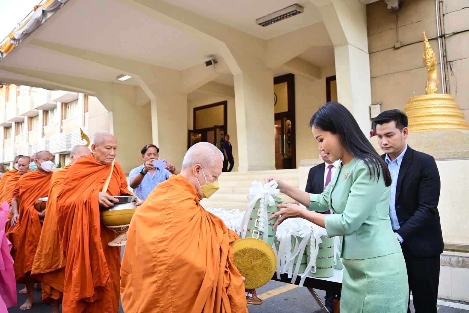 รมว.เกษตรฯ เป็นประธานพิธีทำบุญตักบาตร เนื่องในโอกาสวันขึ้นปีใหม่ 2568 รมว.เกษตรฯ เป็นประธานพิธีทำบุญตักบาตร เนื่องในโอกาสวันขึ้นปีใหม่ 2568