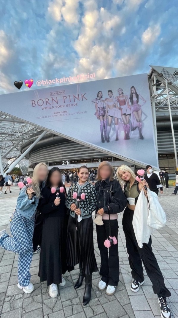 ไหว้ย่อแบบ ‘สายัณห์ สัญญา’!! ‘ลิซ่า BLACKPINK’ รับพวงมาลัยแบงค์วอนจากเพื่อนซี้