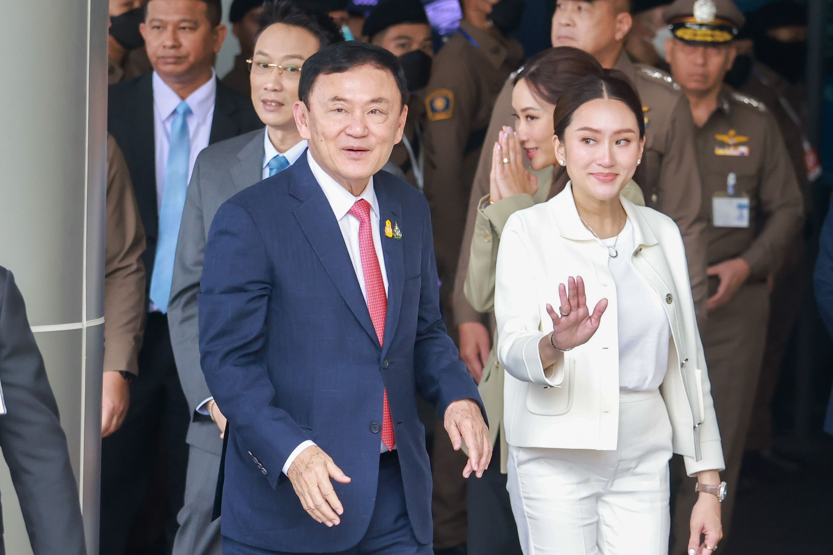 ประมวลภาพ ทักษิณ ชินวัตร ถึงเมืองไทย ยกมือไหว้-ทักทายประชาชน ประมวลภาพ ทักษิณ ชินวัตร ถึงเมืองไทย ยกมือไหว้-ทักทายประชาชน