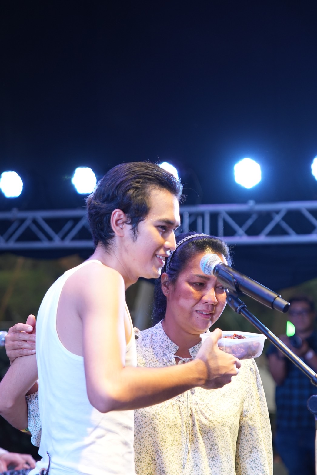 แฟนคลับประทับใจ!!  คุณแม่ โจอี้ ภูวศิษฐ์  โผล่เซอร์ไพรส์กลางเวทีคอนเสิร์ต