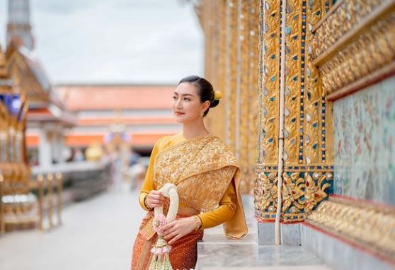 เปิดภาพ แพนเค้ก เขมนิจ ในชุดไทยสวยสง่า ออร่าเจ้าสาวจับ!