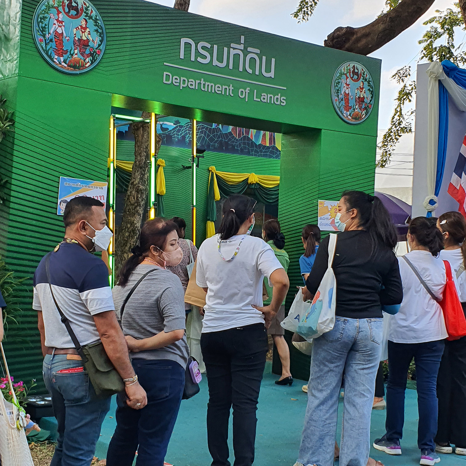 พาเที่ยว งานกาชาด 2565 จัดเต็มยิ่งใหญ่ ทั้งสอยดาวชิงโชค-ช้อปปิ้งสินค้า-ชิมอาหารร้านดัง