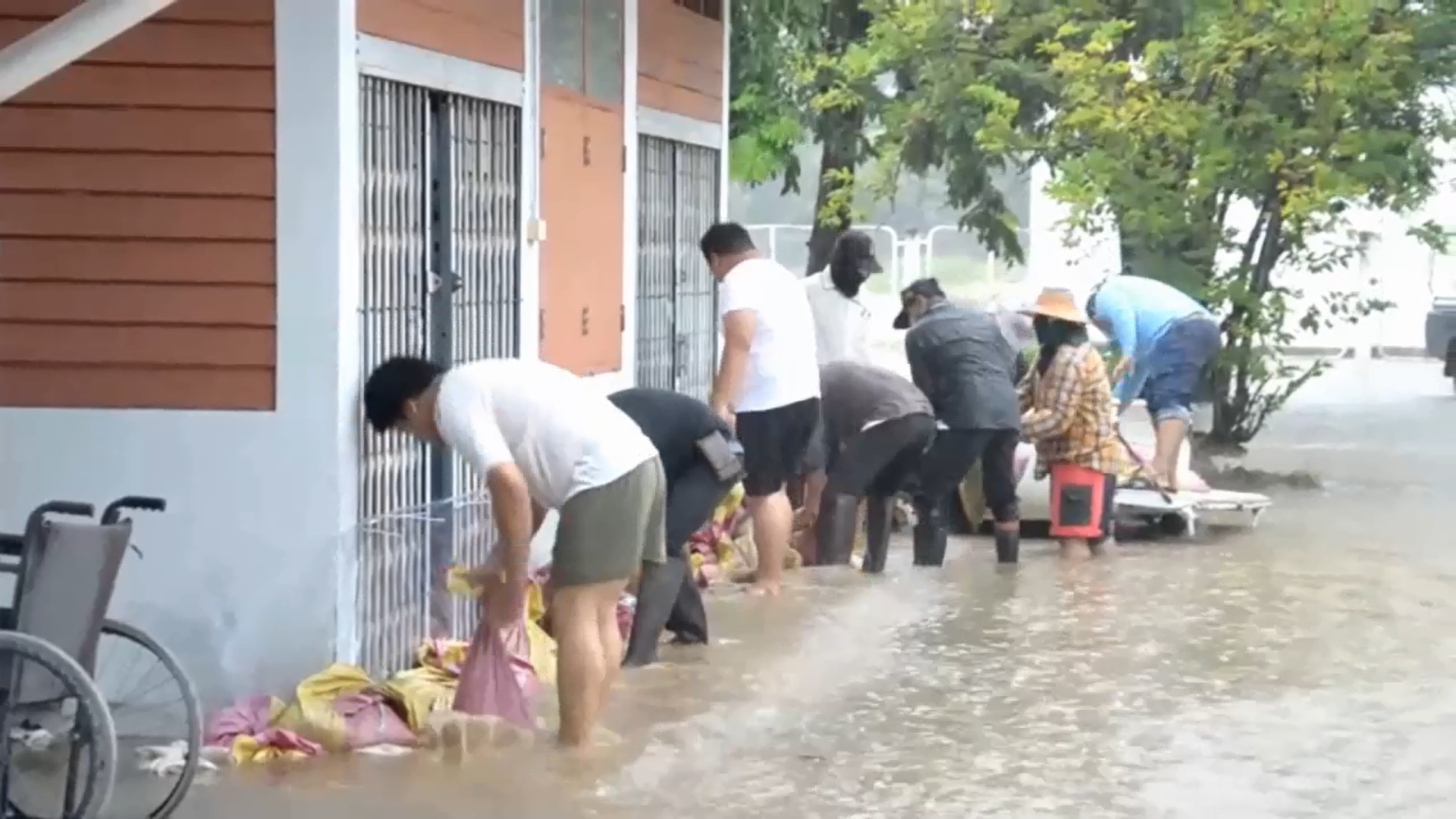 น้ำท่วมนครสวรรค์ ฝนถล่มทั้งวัน น้ำทะลักท่วม โรงพยาบาลตาคลี