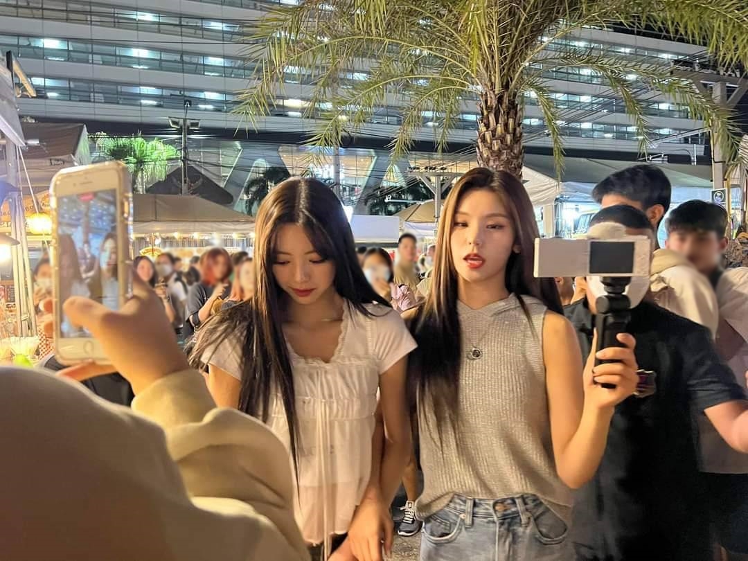 ชาวเน็ตแห่แชร์ภาพ ITZY ศิลปินไอดอลเกาหลี เที่ยวตลาดกลางคืนที่ไทย ชาวเน็ตแห่แชร์ภาพ ITZY ศิลปินไอดอลเกาหลี เที่ยวตลาดกลางคืนที่ไทย