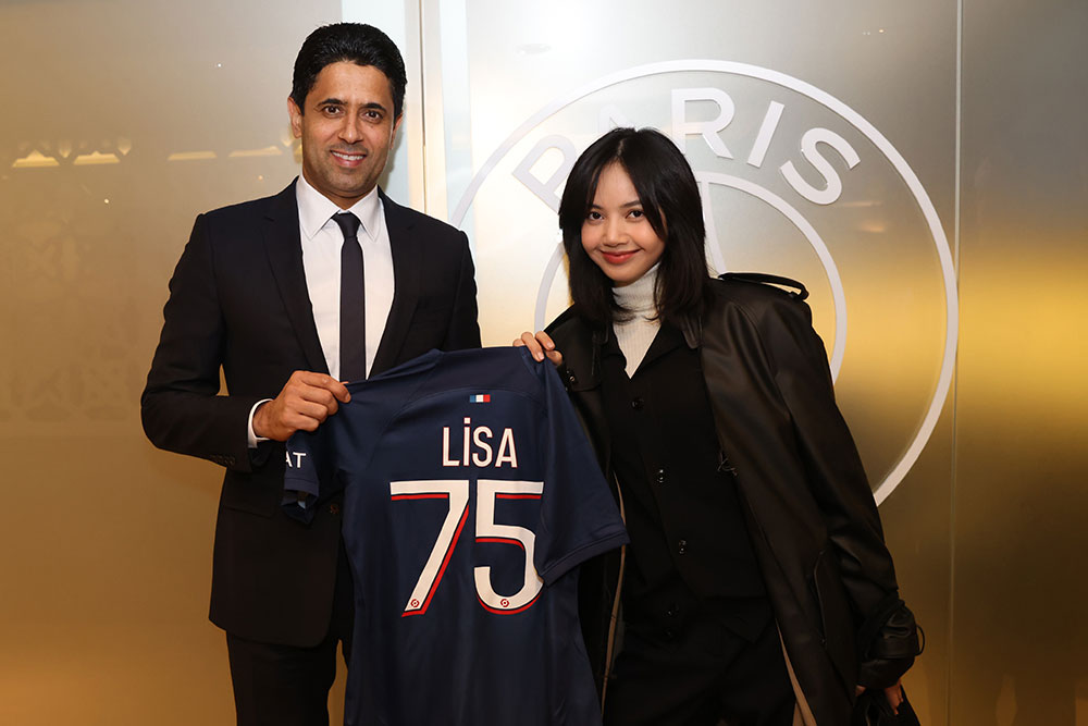 แขกรับเชิญคนพิเศษ! ประธานเปแอสเช มอบเสื้อสโมสรสกรีนชื่อเบอร์ 75 ให้ ลิซ่า BLACKPINK แขกรับเชิญคนพิเศษ! ประธานเปแอสเช มอบเสื้อสโมสรสกรีนชื่อเบอร์ 75 ให้ ลิซ่า BLACKPINK