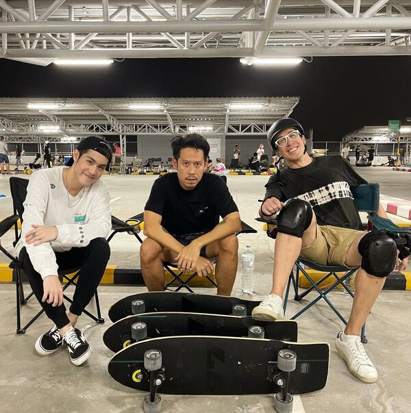 วัยรุ่นเซ็ง! “เจ เจตริน” พาก๊วนลูกชายสุดหล่อเล่น “Surf Skate” แต่กลับเกิดดราม่าที่ตักเตือนบางคนไม่เข้าใจกฎกติกา วัยรุ่นเซ็ง! “เจ เจตริน” พาก๊วนลูกชายสุดหล่อเล่น “Surf Skate” แต่กลับเกิดดราม่าที่ตักเตือนบางคนไม่เข้าใจกฎกติกา