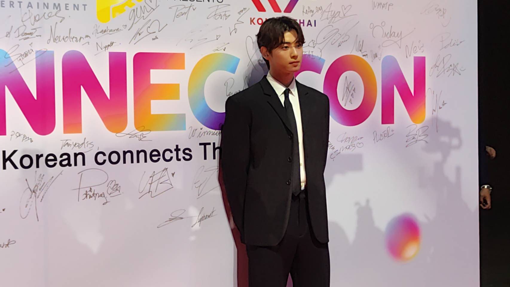 เปิดภาพซุปตาร์หนุ่ม ชาอึนอู ร่วมเดินพรมแดงในงานแถลงข่าว KONNECT CON เปิดภาพซุปตาร์หนุ่ม ชาอึนอู ร่วมเดินพรมแดงในงานแถลงข่าว KONNECT CON