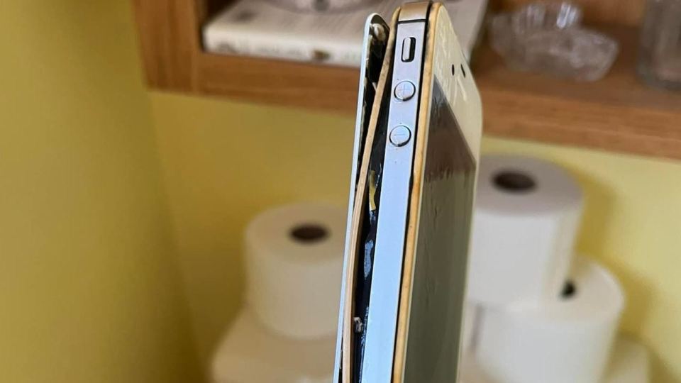 ได้ไงเนี่ย?! ทำ iPhone หายไปสิบปี เจออีกทีอยู่ในชักโครก! ได้ไงเนี่ย?! ทำ iPhone หายไปสิบปี เจออีกทีอยู่ในชักโครก!