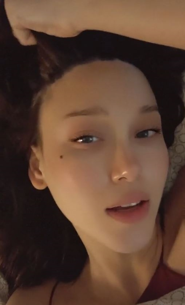แจ็คกี้  ชาเคอลีน ดึงผมโชว์ หลังเจอถาม ใส่วิกหรือเปล่า??