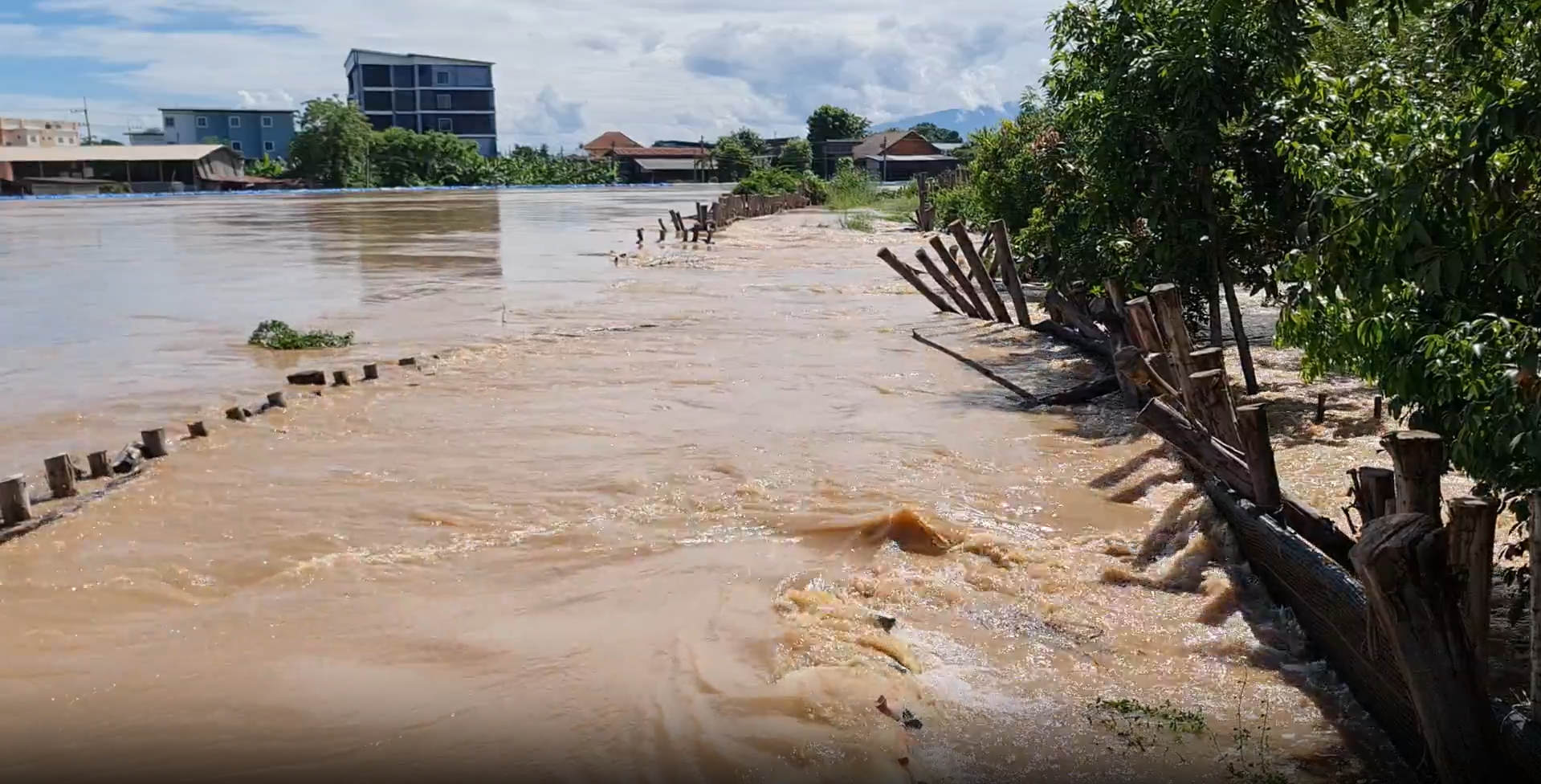 น้ำท่วมสุโขทัย พนังกั้นน้ำแตก - ลำปาง หนักที่สุดในรอบ 13 ปี น้ำท่วมสุโขทัย พนังกั้นน้ำแตก - ลำปาง หนักที่สุดในรอบ 13 ปี