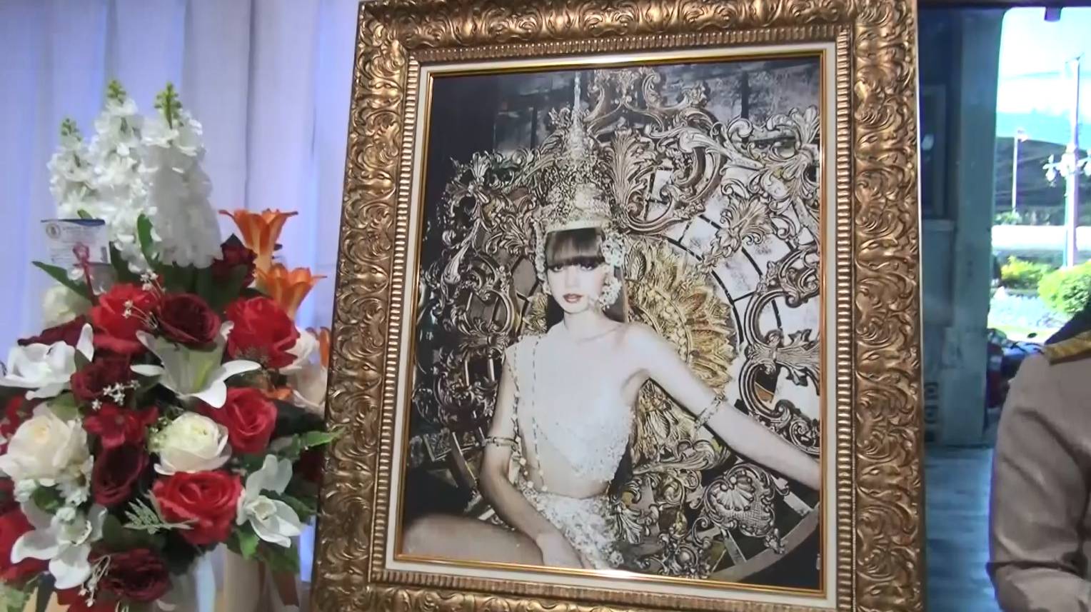 คุณแม่ของ ลิซ่า-ลลิษา มโนบาล รับโล่เชิดชูเกียรติแทนลูกสาวในฐานะที่เป็นแบบอย่างที่ดีให้เยาวชนบุรีรัมย์ คุณแม่ของ ลิซ่า-ลลิษา มโนบาล รับโล่เชิดชูเกียรติแทนลูกสาวในฐานะที่เป็นแบบอย่างที่ดีให้เยาวชนบุรีรัมย์