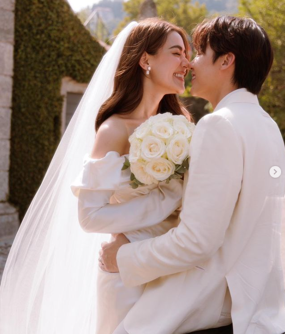 คนดังร่วมงานแต่ง “หมาก-คิม” แฟนสาว ดอม เปล่งพานิช  ได้รับช่อดอกไม้ (มีคลิป)