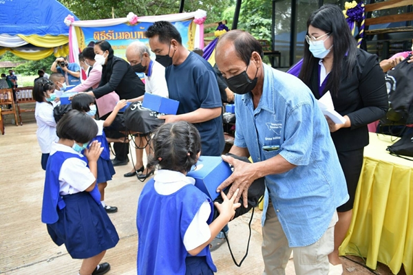 เปรม วรุศ จับมือแฟนคลับ สร้างห้องสมุดให้กับน้อง ๆ เปรม วรุศ จับมือแฟนคลับ สร้างห้องสมุดให้กับน้อง ๆ
