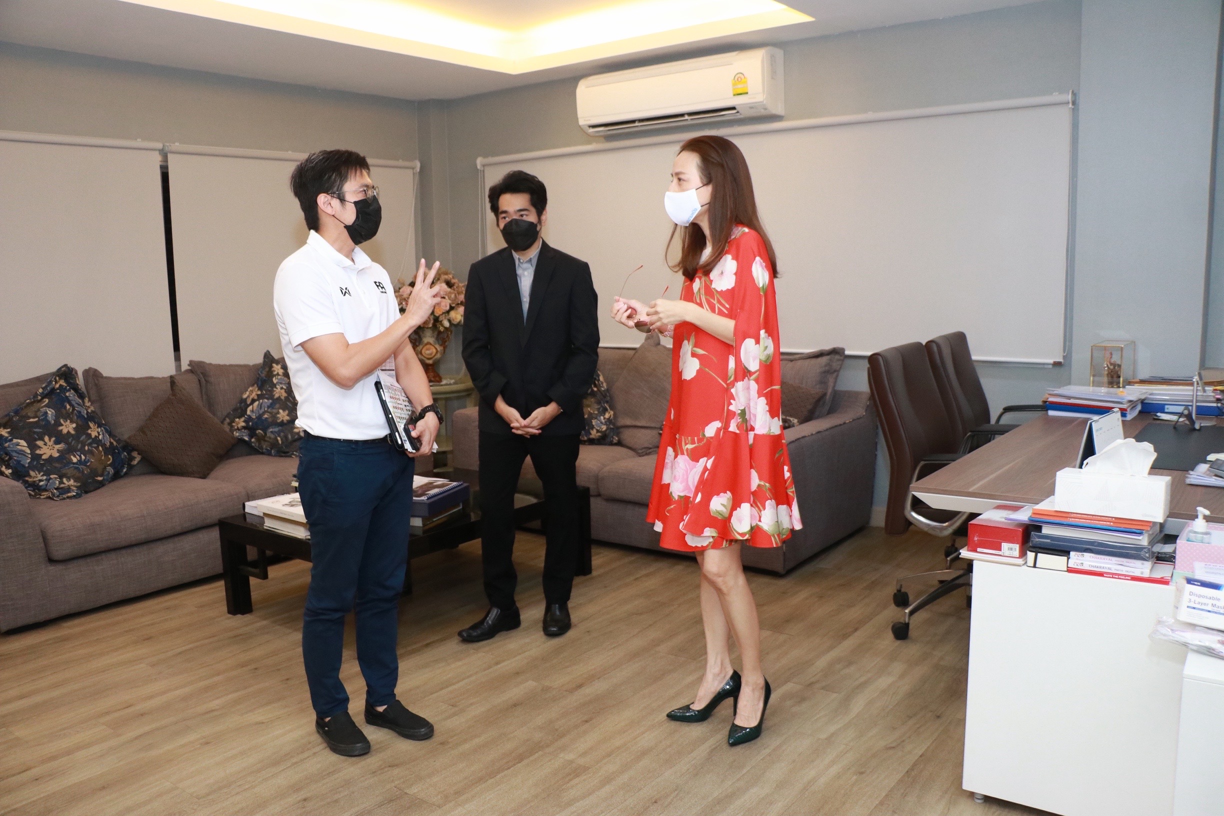 'นายกอ๊อด' ประชุมร่วม 'มาดามแป้ง' เตรียมทัพช้างศึกสองชุดลุยสองรายการสำคัญ