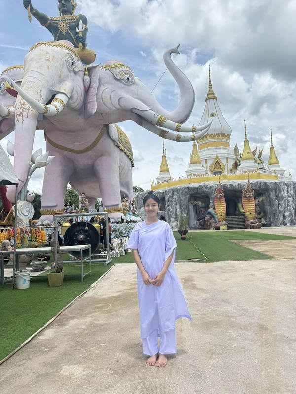 แพรวพราว อดีตภรรยา ผู้ใหญ่บ้านฟินแลนด์ ขอพักทางโลก นุ่งขาวเข้าวัดปฏิบัติธรรม
