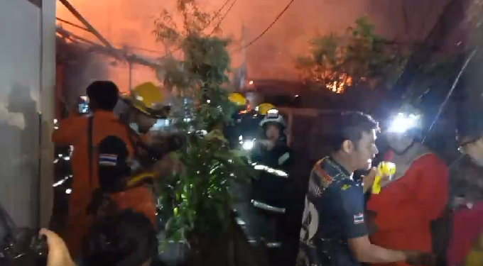 ระทึก! ไฟไหม้ชุมชนในซอยสุขสวัสดิ์ 52 เสียหาย 7 หลัง เจ็บ 3 ราย