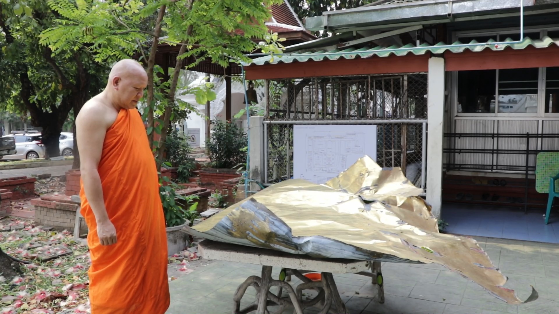 ลมแรงเกินต้าน! แผ่นทองจังโก หุ้มพระเจดีย์ วัดสวนดอก เชียงใหม่ พายุฝนพัดปลิว ลมแรงเกินต้าน! แผ่นทองจังโก หุ้มพระเจดีย์ วัดสวนดอก เชียงใหม่ พายุฝนพัดปลิว