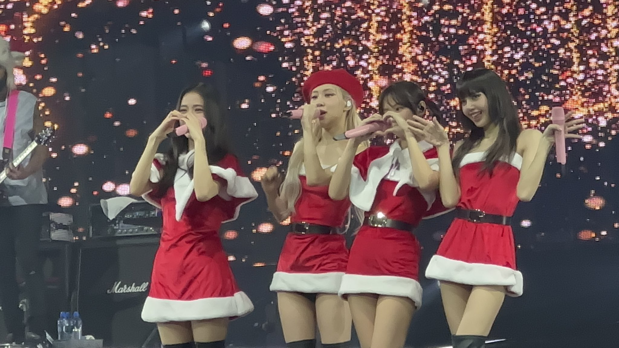 ของขวัญส่งท้ายปี “BLACKPINK” โชว์คริสต์มาส แบบ ‘Mean Girls’ ที่อัมสเตอร์ดัม ของขวัญส่งท้ายปี “BLACKPINK” โชว์คริสต์มาส แบบ ‘Mean Girls’ ที่อัมสเตอร์ดัม