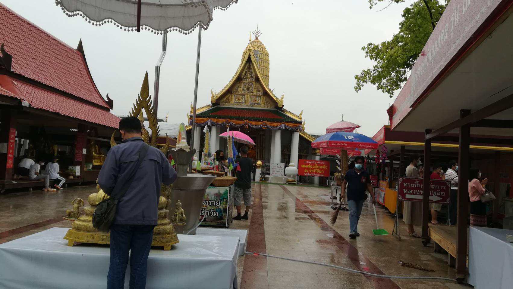 สงกรานต์! วัดใหญ่คุมเข้มเข้าไหว้หลวงพ่อพระพุทธชินราช ครั้งละ ไม่เกิน 20 คน สงกรานต์! วัดใหญ่คุมเข้มเข้าไหว้หลวงพ่อพระพุทธชินราช ครั้งละ ไม่เกิน 20 คน