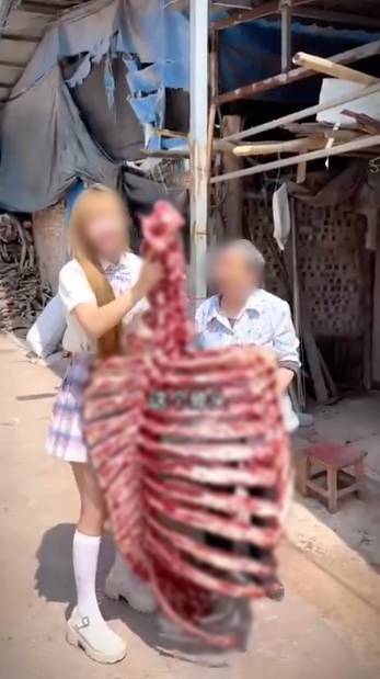 ‘น้องอุ้ม’ ไม่น่าเลย!! จับตา ‘ถี่จือ’ ยูทูปเบอร์จีนถูกรวบหลังคลิปกินฉลามขาว (มีคลิป) ‘น้องอุ้ม’ ไม่น่าเลย!! จับตา ‘ถี่จือ’ ยูทูปเบอร์จีนถูกรวบหลังคลิปกินฉลามขาว (มีคลิป)