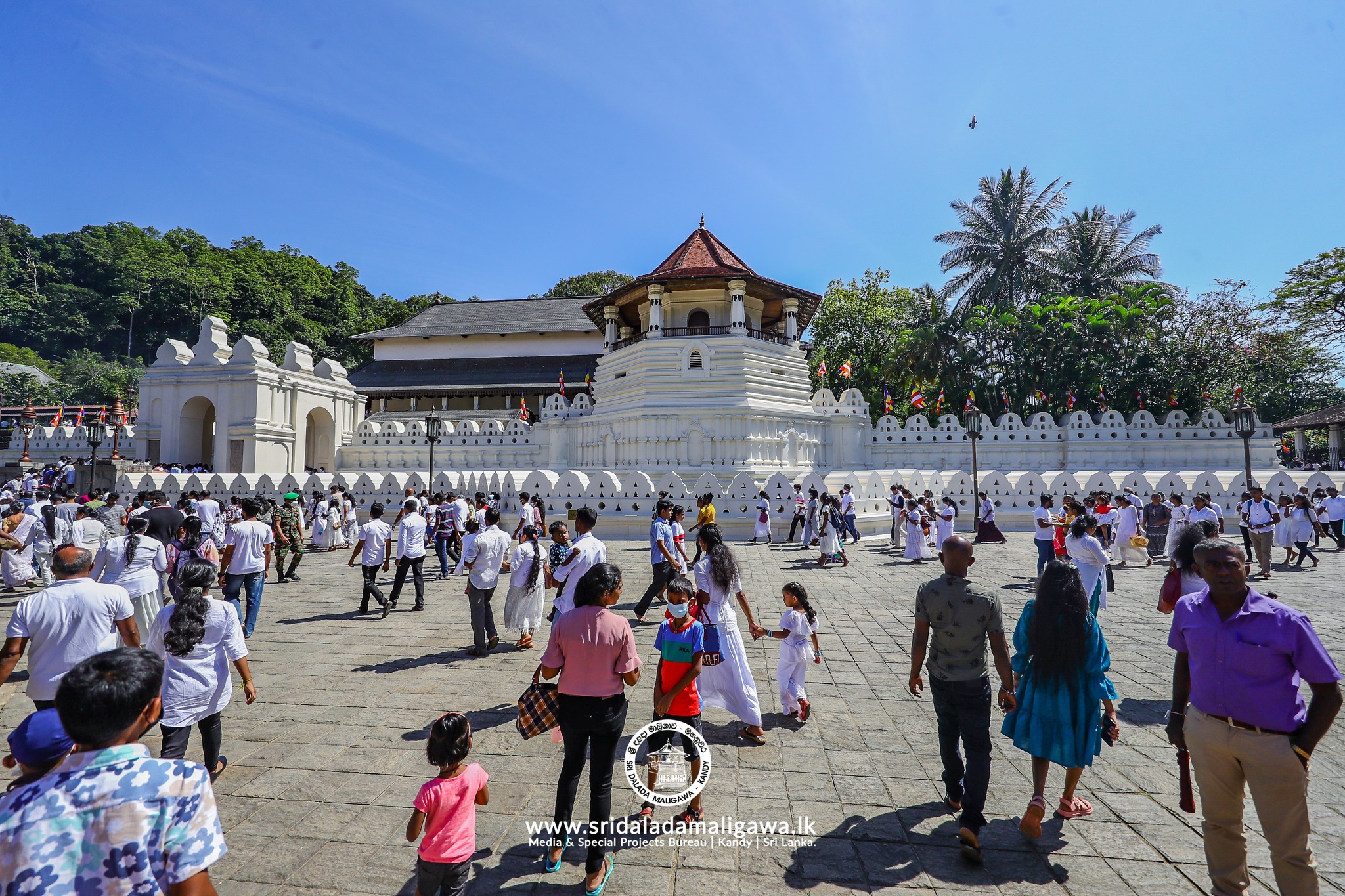 ทำความรู้จัก “วัดพระเขี้ยวแก้ว” สิ่งศักดิ์สิทธิ์คู่บ้านคู่เมืองศรีลังกา ทำความรู้จัก “วัดพระเขี้ยวแก้ว” สิ่งศักดิ์สิทธิ์คู่บ้านคู่เมืองศรีลังกา