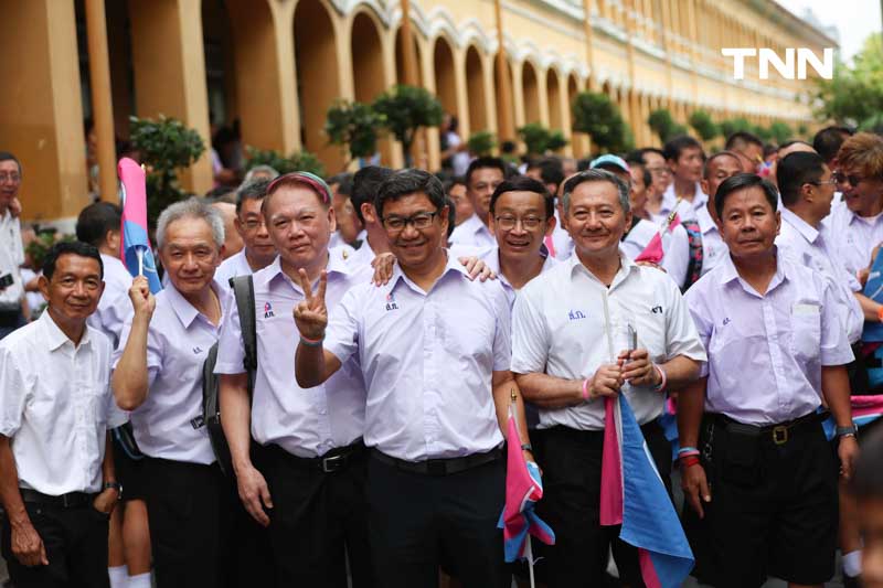 รุ่นพี่รับรุ่นน้องสวนกุหลาบ ร่วมเคารพธงชาติเปิดเทอมวันแรก รุ่นพี่รับรุ่นน้องสวนกุหลาบ ร่วมเคารพธงชาติเปิดเทอมวันแรก