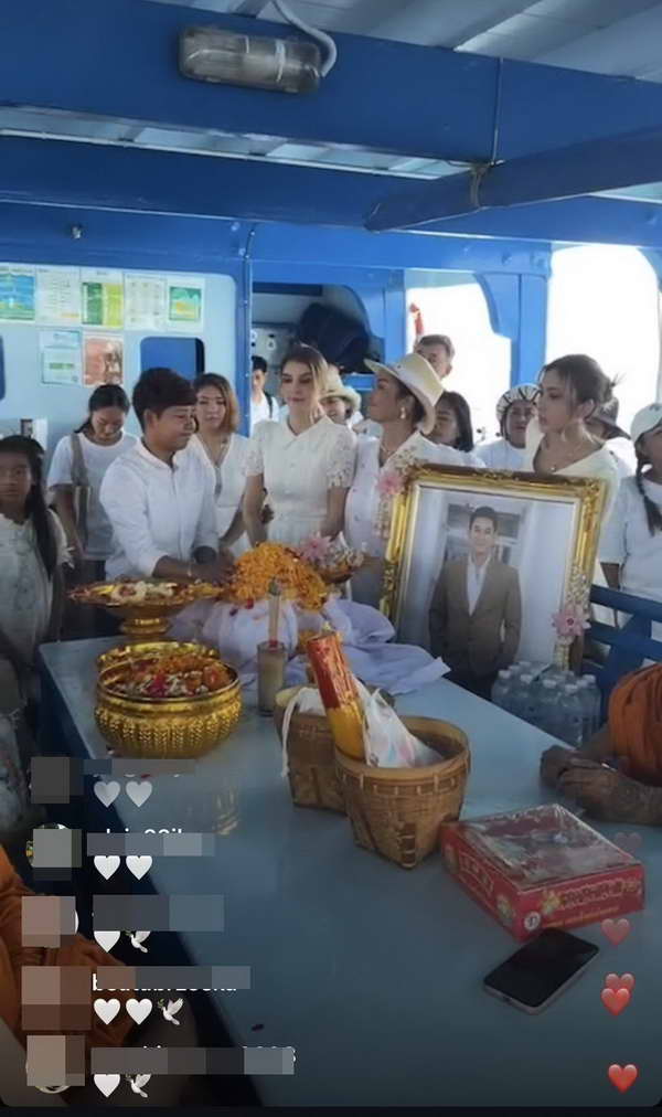ดาเรีย พร้อมครอบครัว อ๋อม อรรคพันธ์ ทำพิธีลอยอังคารที่ทะเล เกาะเต่า