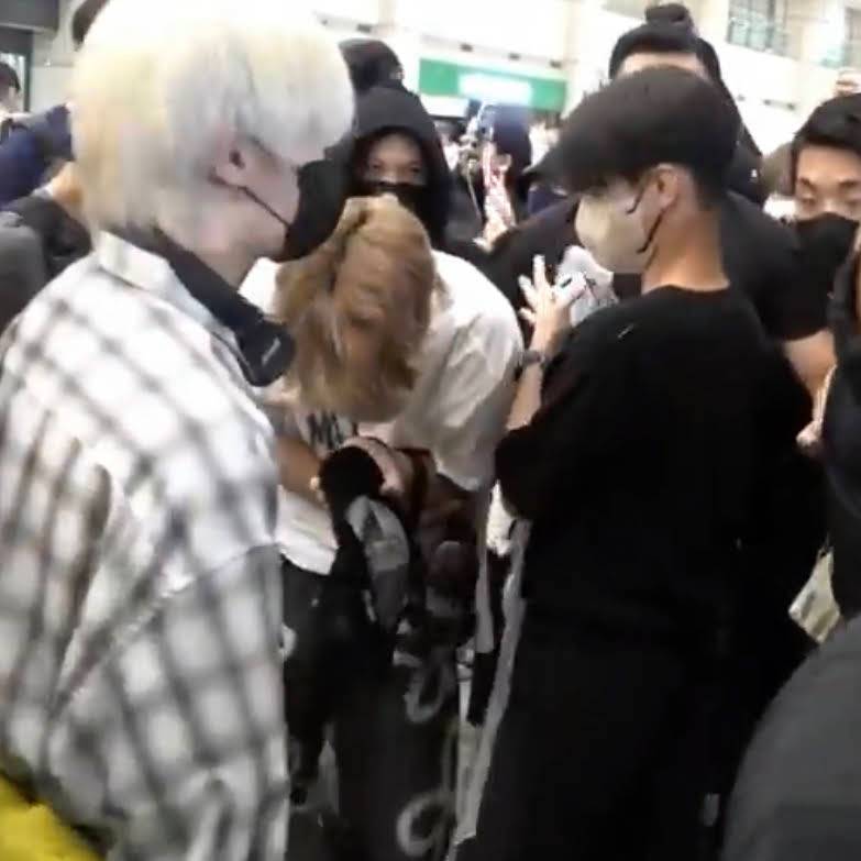 ฮัน Stray Kids ได้รับบาดเจ็บที่ข้อศอกหลังถูกเบียดจนล้มที่สนามบินอินชอน (มีคลิป) ฮัน Stray Kids ได้รับบาดเจ็บที่ข้อศอกหลังถูกเบียดจนล้มที่สนามบินอินชอน (มีคลิป)