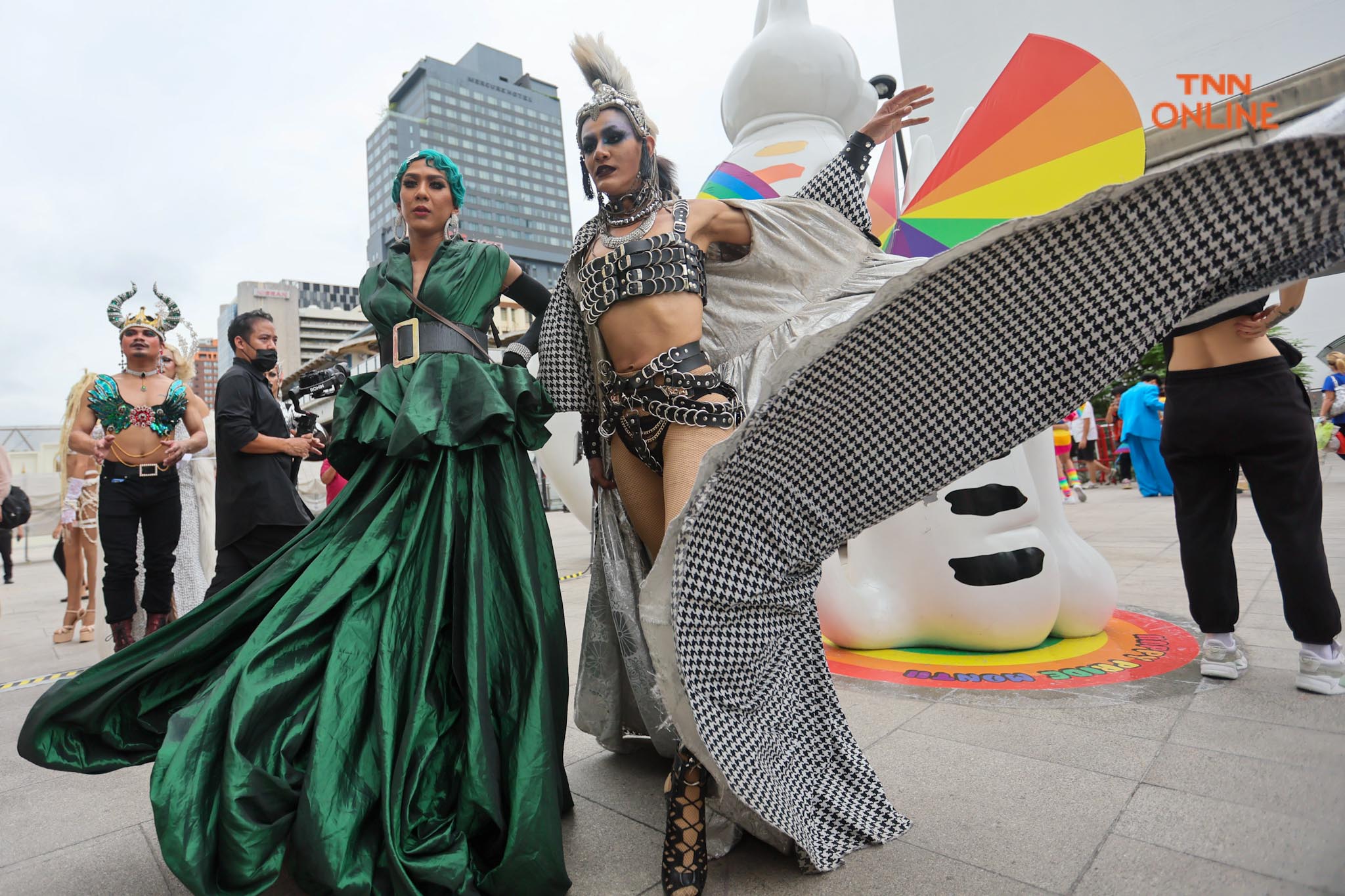 ครั้งแรกกับ DRAG PRIDE แฟชั่นโชว์บน Runway ยาวกว่า 700 เมตร ครั้งแรกกับ DRAG PRIDE แฟชั่นโชว์บน Runway ยาวกว่า 700 เมตร