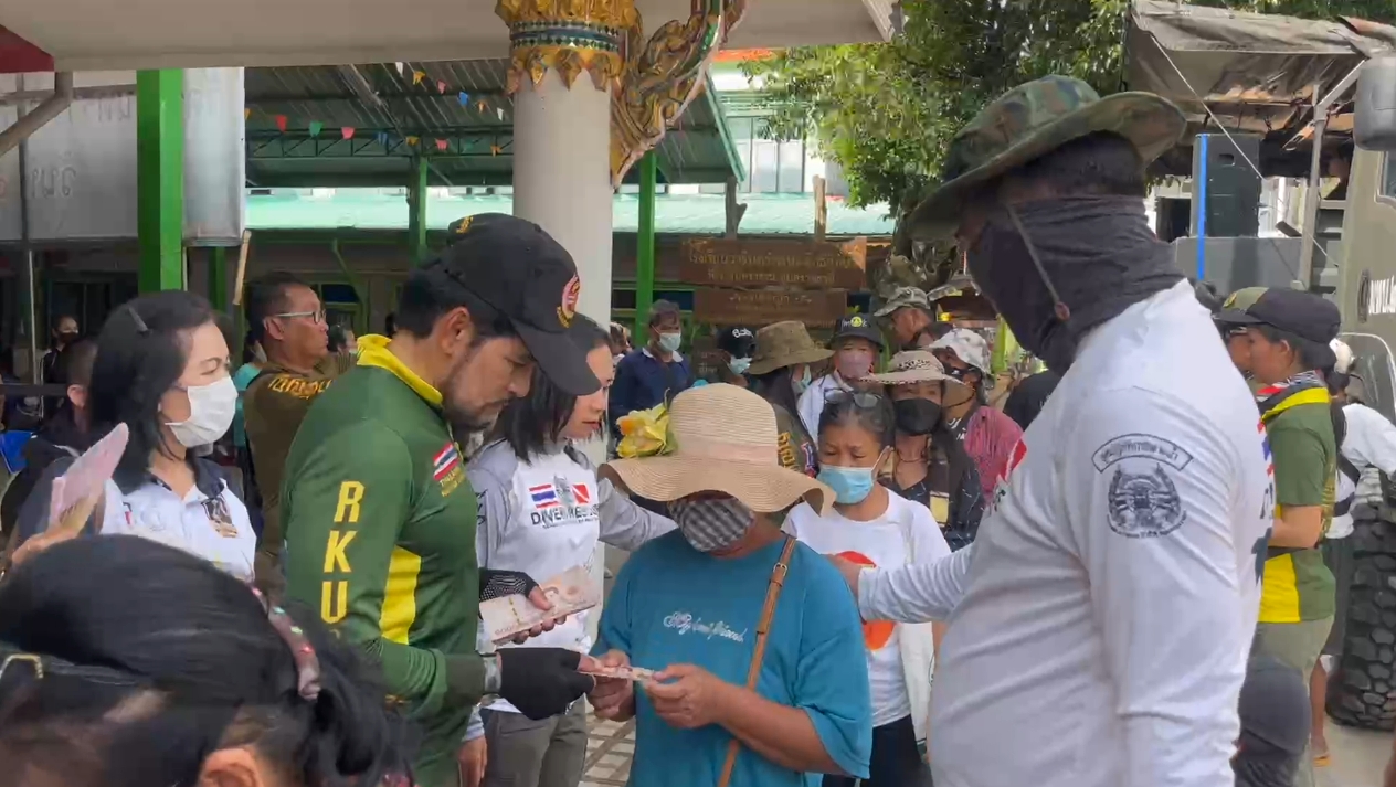 มทบ.22 - ร่วมกตัญญู คืนความสุขให้ชาวอุบล ขณะที่ บิณฑ์ เดินหน้ามอบเงินเยียวยาต่อเนื่อง มทบ.22 - ร่วมกตัญญู คืนความสุขให้ชาวอุบล ขณะที่ บิณฑ์ เดินหน้ามอบเงินเยียวยาต่อเนื่อง
