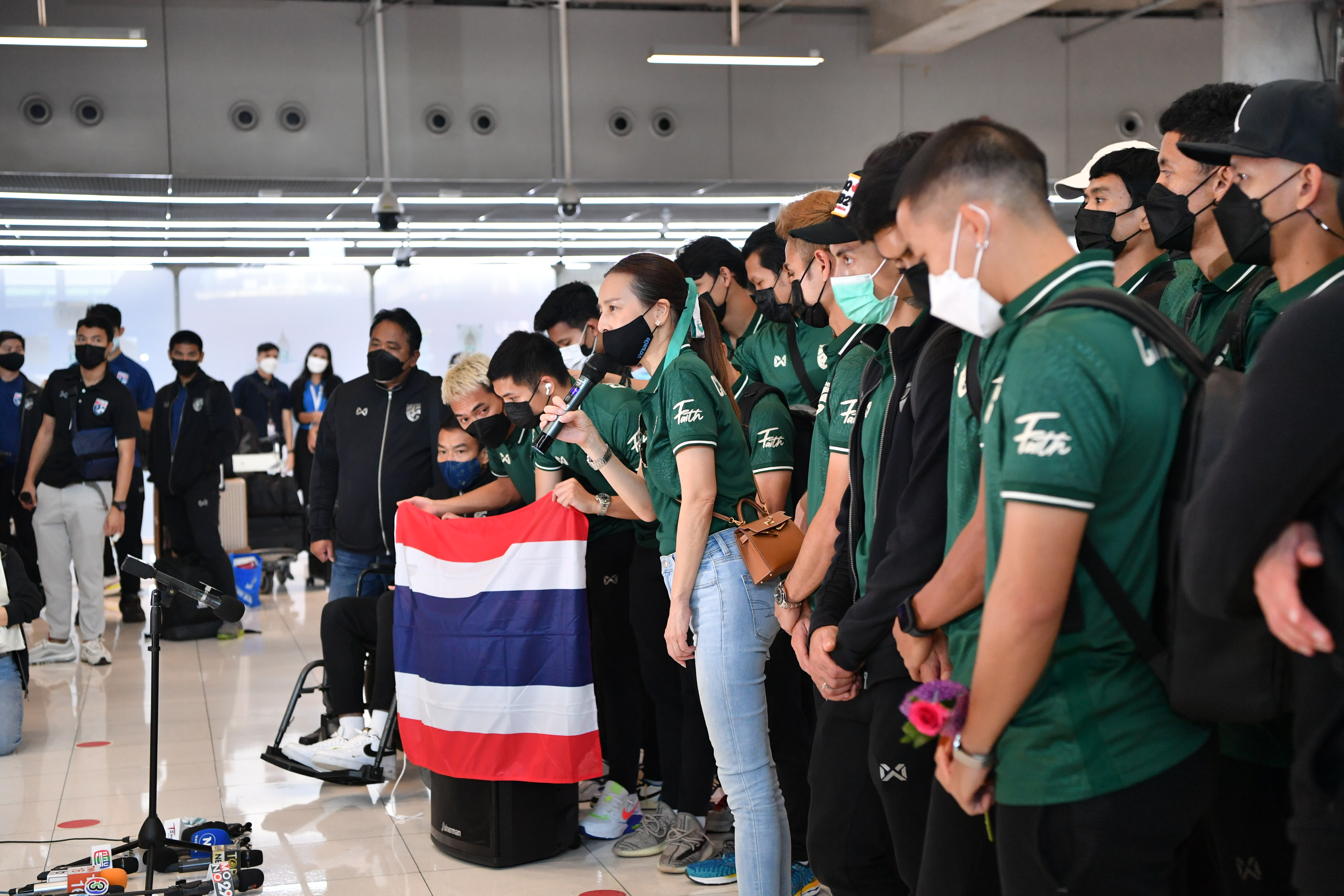 'ทีมชาติไทย' เดินทางกลับถึงบ้านเกิดพร้อมถ้วยแชมป์ซูซูกิคัพสุดชื่นมื่น 'ทีมชาติไทย' เดินทางกลับถึงบ้านเกิดพร้อมถ้วยแชมป์ซูซูกิคัพสุดชื่นมื่น