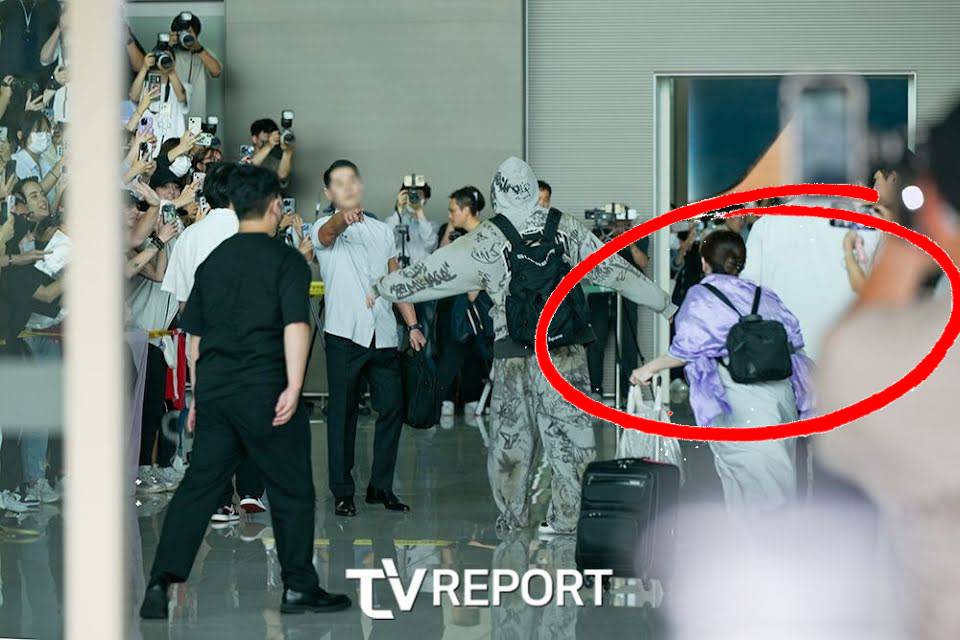 เกินควบคุม!! แฟนคลับสาวฝ่าที่กั้นพุ่งเข้าหา ‘จองกุก BTS’ ที่สนามบินอีกครั้ง เกินควบคุม!! แฟนคลับสาวฝ่าที่กั้นพุ่งเข้าหา ‘จองกุก BTS’ ที่สนามบินอีกครั้ง