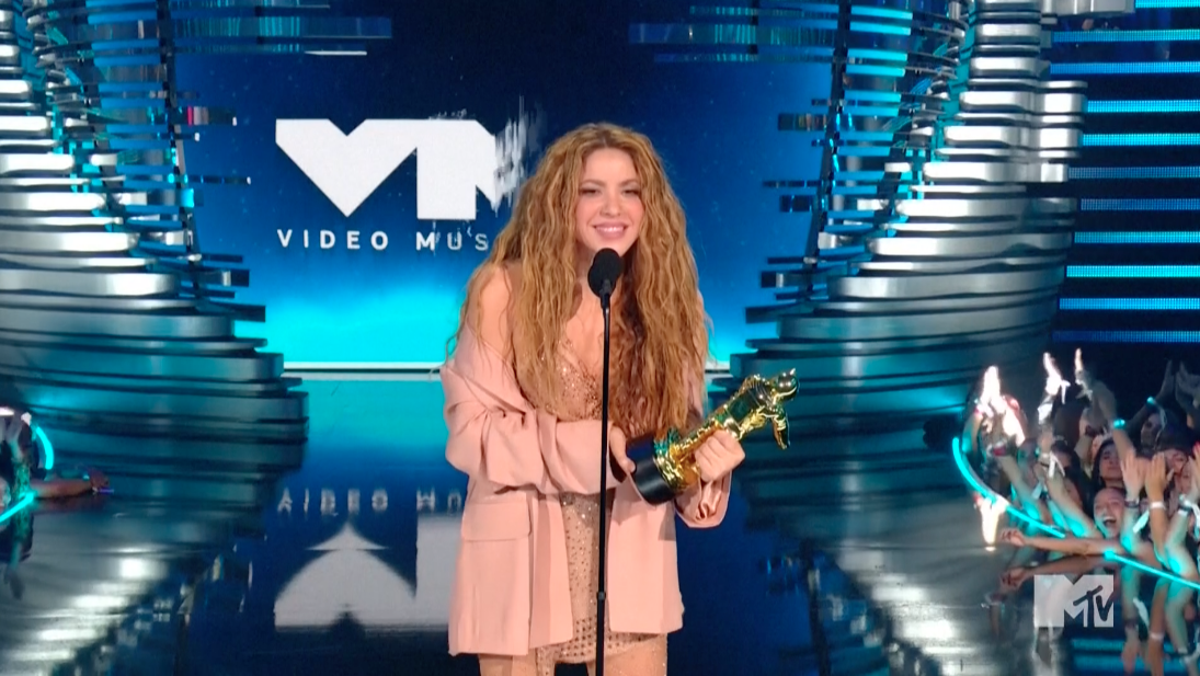 โมเมนต์ปริ่มงาน MTV VMA!! ‘เทย์เลอร์ สวิฟต์’ เขินเจอวง NSYNC & เต้นเชียร์ ‘เซลิน่า โกเมซ’