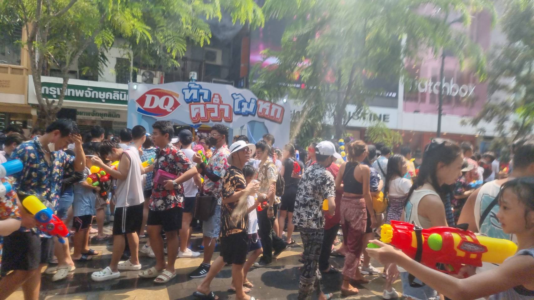 สงกรานต์สยามสุดคึกคัก!! ใบเฟิร์น ร่วมขบวนแห่เป็นนางสงกรานต์ 