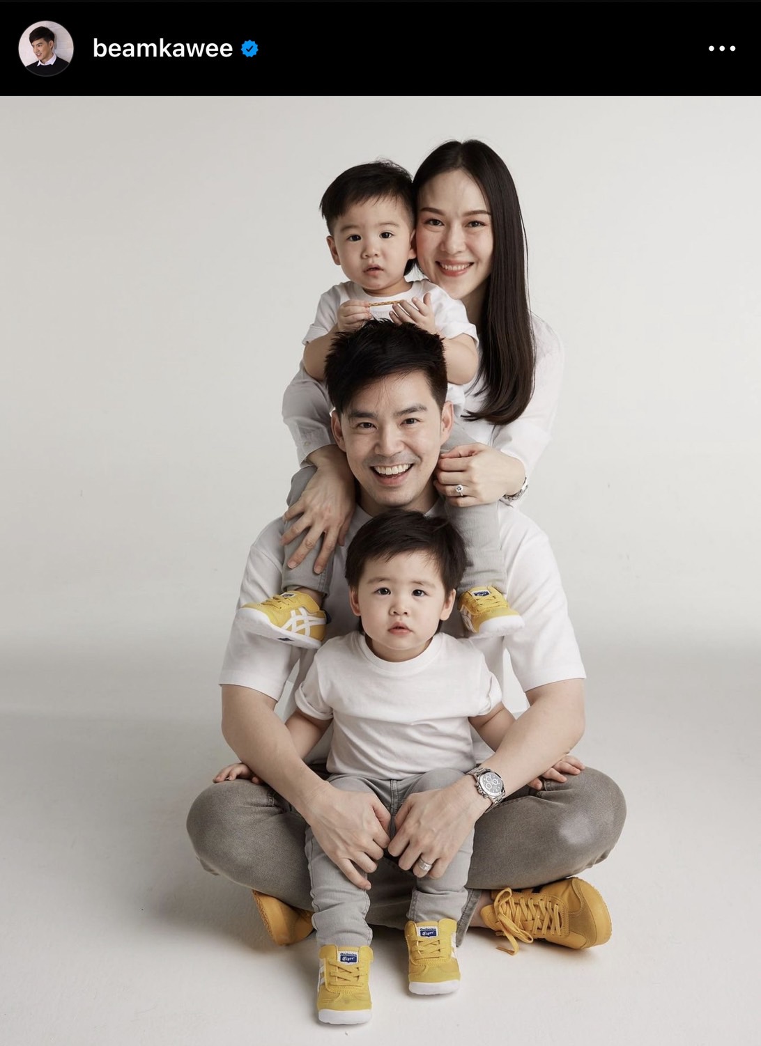 ดราม่า! แฟนคลับพุ่งจับมือ น้องธีร์ ลูกชาย บีม กวี ตกใจจนสะบัดมือทิ้ง ดราม่า! แฟนคลับพุ่งจับมือ น้องธีร์ ลูกชาย บีม กวี ตกใจจนสะบัดมือทิ้ง
