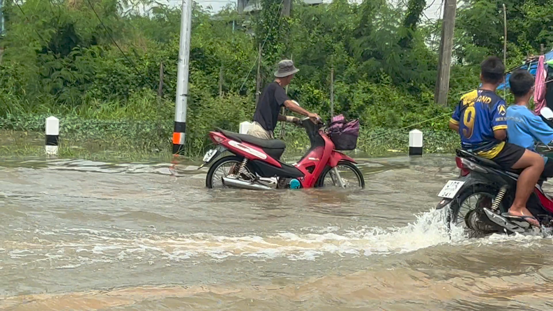 ขอนแก่นอ่วม! น้ำท่วมถนนสายเส้น หนักสุด อ.หนองสองห้อง