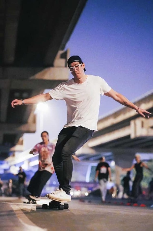 วัยรุ่นเซ็ง! “เจ เจตริน” พาก๊วนลูกชายสุดหล่อเล่น “Surf Skate” แต่กลับเกิดดราม่าที่ตักเตือนบางคนไม่เข้าใจกฎกติกา วัยรุ่นเซ็ง! “เจ เจตริน” พาก๊วนลูกชายสุดหล่อเล่น “Surf Skate” แต่กลับเกิดดราม่าที่ตักเตือนบางคนไม่เข้าใจกฎกติกา